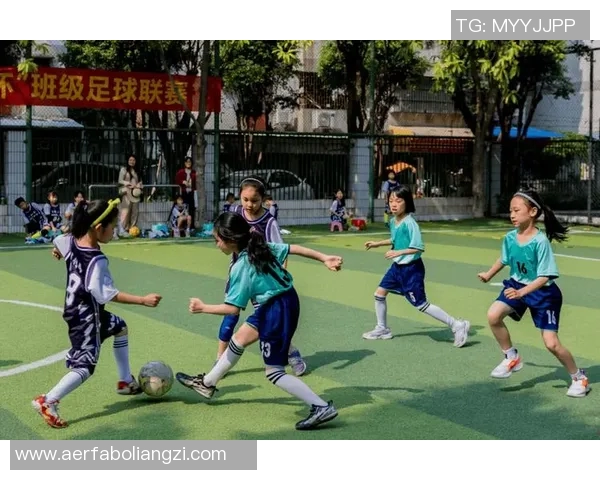 足球明星与女同桌的甜蜜瞬间精彩图片分享